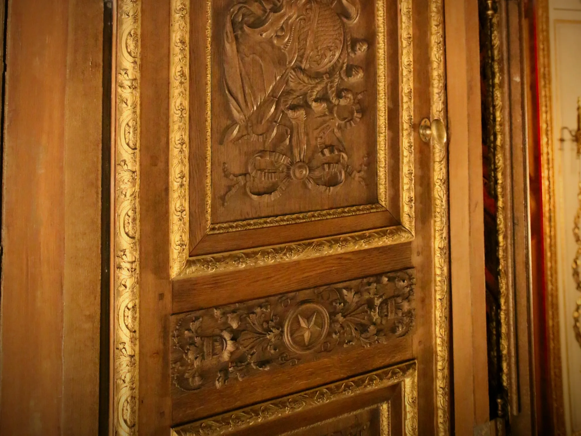 Porte d'entrée sculptée, Levier, photo 1 sur 3